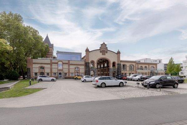 Vorderansicht und Stellplätze