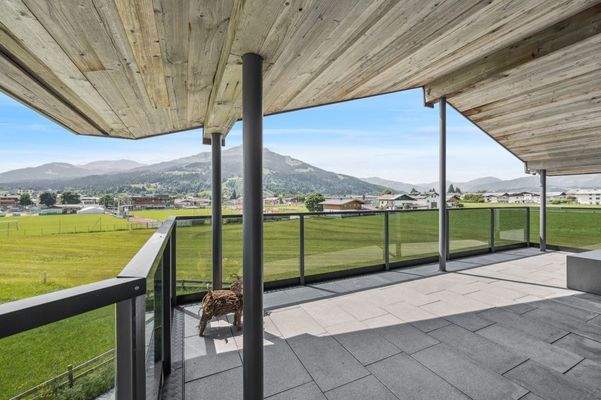 Blick von der uneinsehbaren Terrasse auf das Kitzbüheler Horn