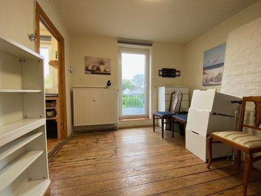 Gästebereich mit Küche und Balkon im Zwischengeschoss