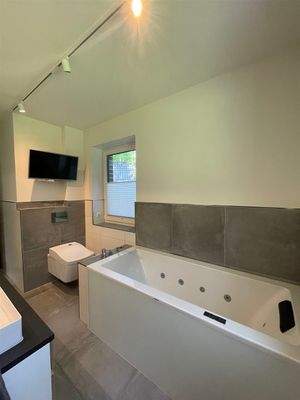 Bad EG_Wanne mit Whirlpoolfunktion