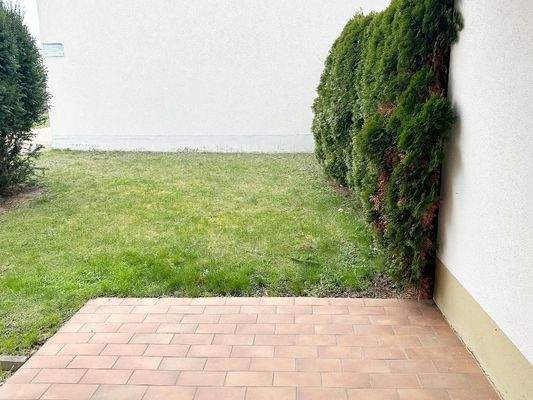 Blick auf Terasse und nutzbare Begrünung