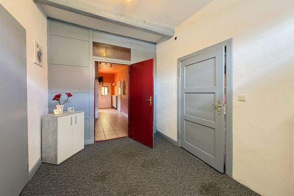 Windfang mit angrenzendem Flur