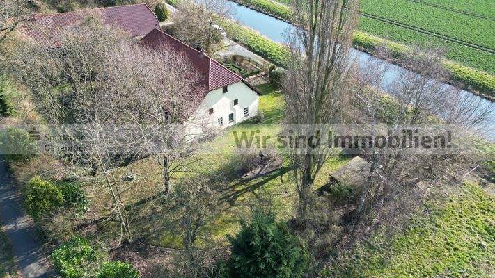 Giebelansicht und Garten