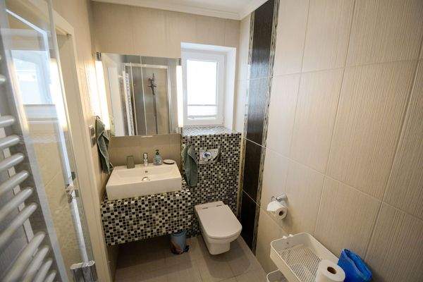 Tageslicht-Duschbad mit WM-Anschluss