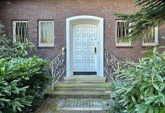 Eingangstür mit Sandsteintreppe