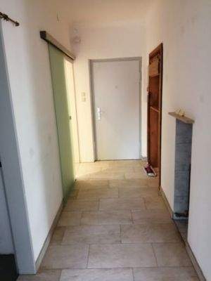 Flur mit Blick zur Eingangstüre