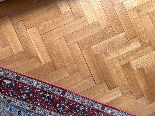 Sehr gut erhaltenes Fischgrät Parkett