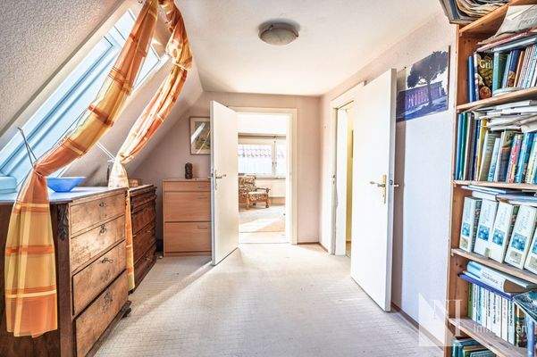 Durchgangszimmer im DG