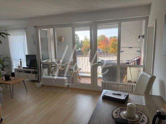 Wohnzimmer mit Balkon 