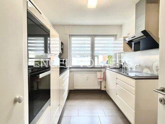 Hochwertige Einbauküche mit Speisekammer im EG