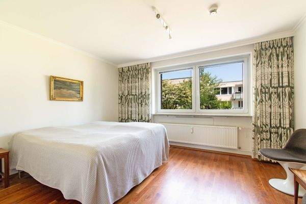 Schönes, großes Schlafzimmer .jpg