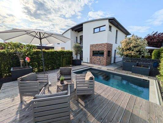 Naturpool mit Sitzmöglichkeiten