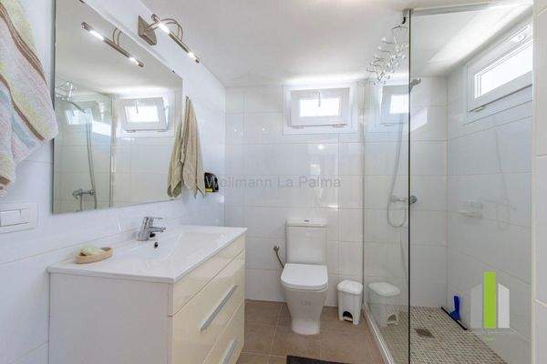 Bad mit Dusche und WC