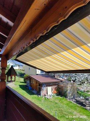 mit elektrischer Markise