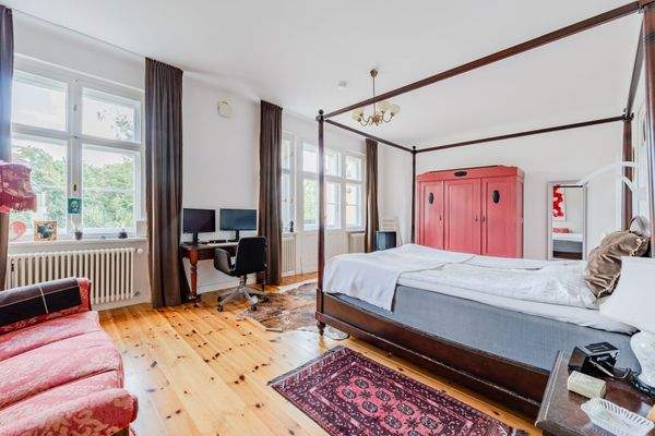 Masterschlafzimmer mit Balkon