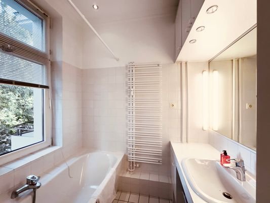 Bad mit Badewanne und Fenster