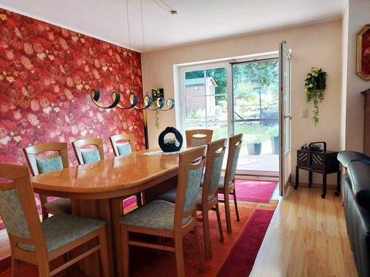 Essbereich mit Blick in den Garten