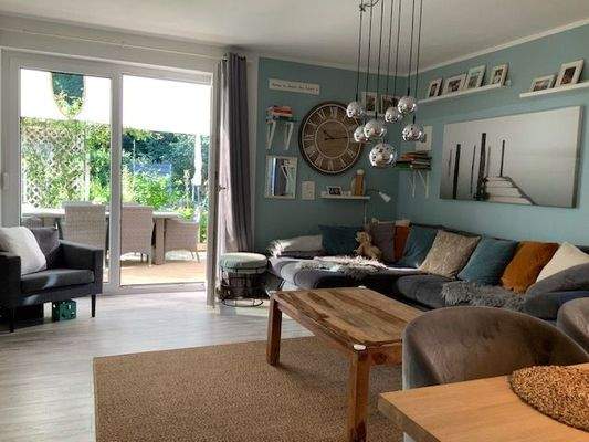 Wohnzimmer mit Zugang zum Garten