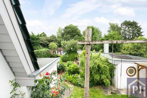 Blick vom Balkon in den Garten