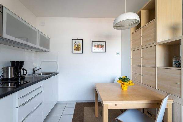 Voll Ausgestattete Küche mit Essbereich