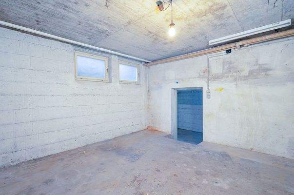 großzügige Kellerräume UG