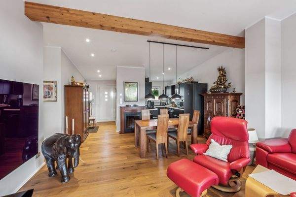 Essbereich mit Blick in die offene Einbauküche