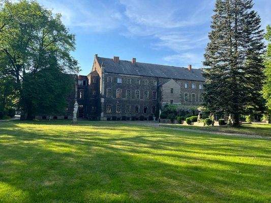 Mittelbau mit Orangerie und Westflügel