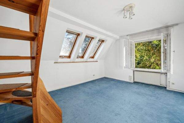 Zimmer im 1.Obergeschoss mit Zugang zum Dachgeschoss