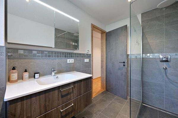 UG Bad mit Dusche Blick Tür