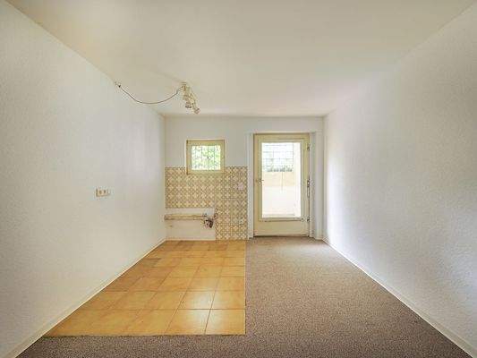 Küche und Tür zum Garten /Straßenseite im Untergeschoss