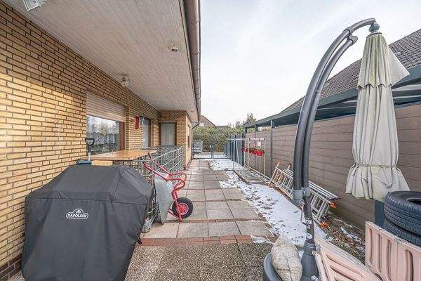 Terrasse (teilüberdacht)