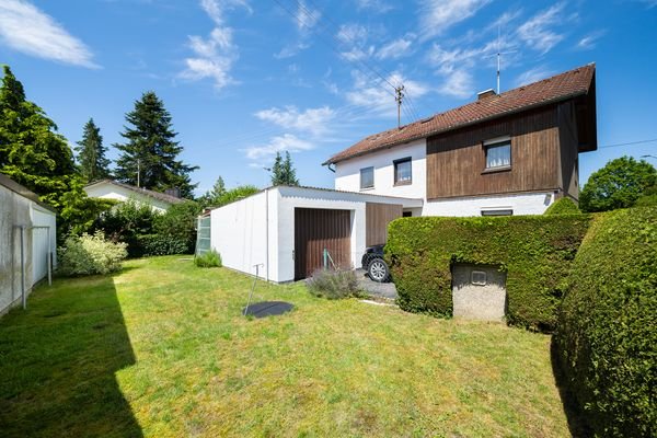 Blick in den Garten und Garage