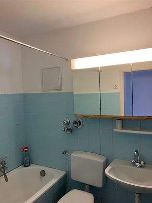 Bad mit Badwanne und Spiegelschrank