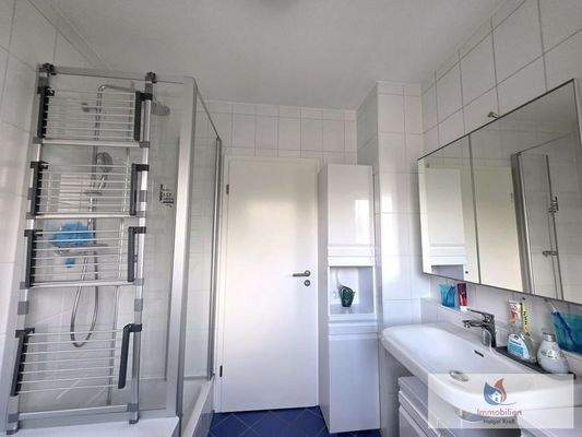 Badezimmer mit Dusche und Badewanne