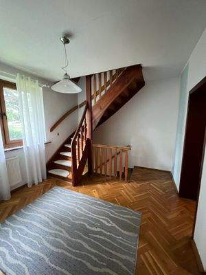 Holztreppe zum Obergeschoss