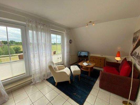 Wohnzimmer mit Zugang zum Balkon