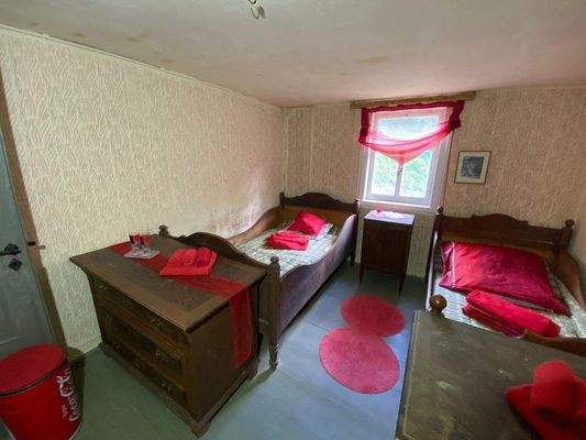 50 Schlafzimmer Nr. 3 im 1. OG, der rote Salon....