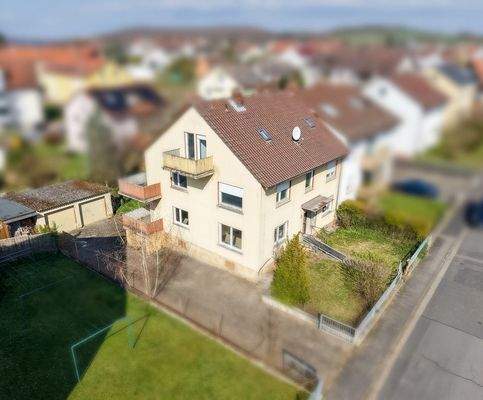 Mehrfamilienhaus mit drei Einheiten zu verkaufen