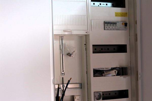 Neuer Sicherungskasten im entkernten Haus
