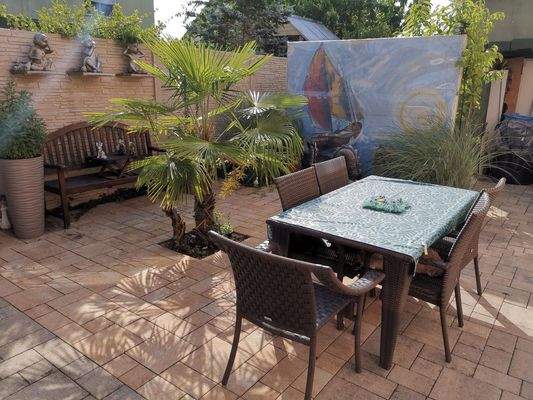 Hinter dem Haus, Platz zum Gri