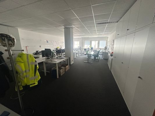 Großes Büro