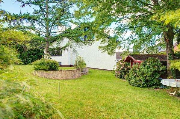 Wohngarten und Rückansicht