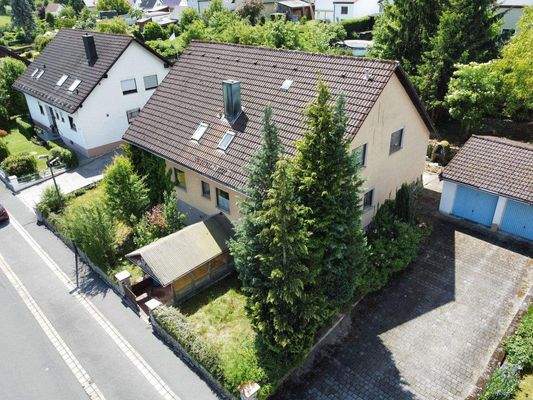2-Fam.Wohnhaus mit Garten und 2 Garagen