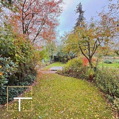 Herbstlicher Gartenweg