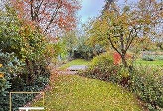 Herbstlicher Gartenweg