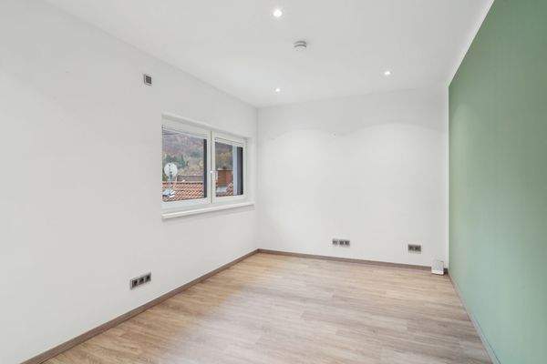 Großzügiges Büro oder Kinderzimmer