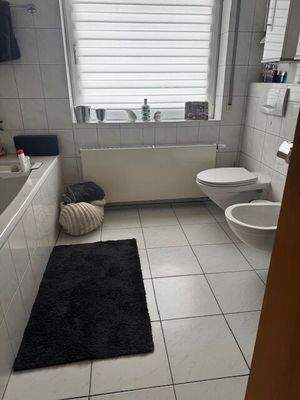 Badezimmer mit Wanne und Dusche