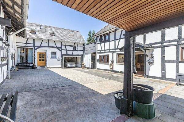 Innenhof + Haus 3 und 1