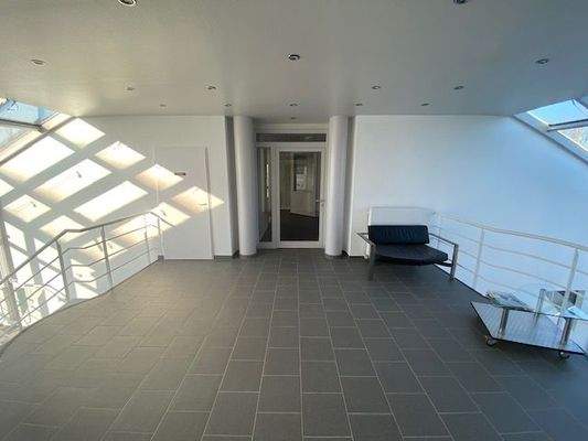 Flur Obergeschoss mit Eingang zu Büro rechts