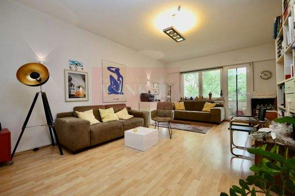 Wohnzimmer zur Loggia hin 